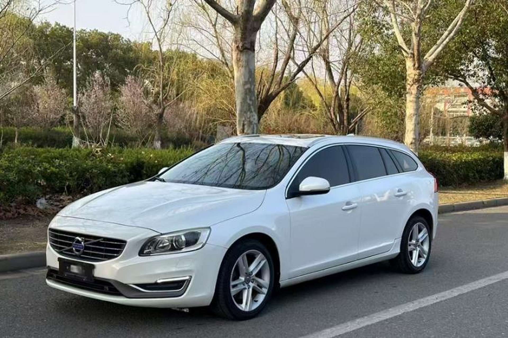 Used Volvo V60 2015 T5 Zhiya Edition Front Left 45 Deg