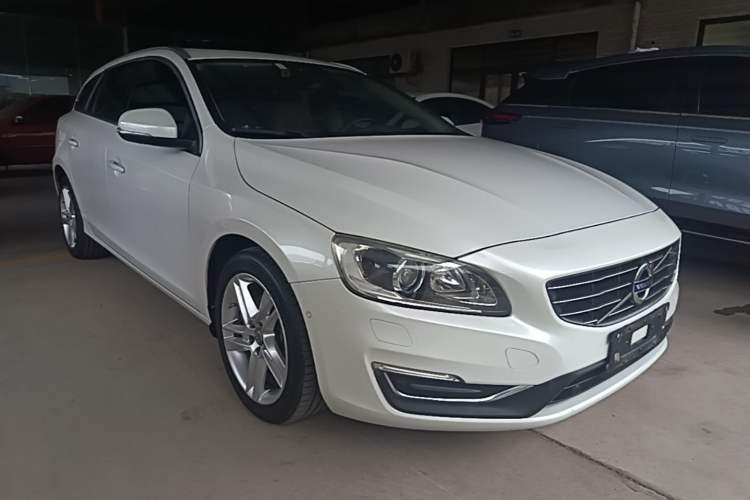 Used Volvo V60 2015 T5 Zhiya Edition Front Right 45 Deg