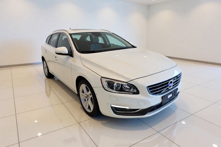 Used Volvo V60 2015 T5 Zhiya Edition Front Right 45 Deg