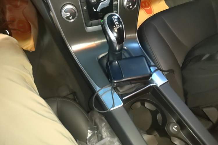 Used Volvo V60 2015 T5 Zhiyi Edition Gear Lever