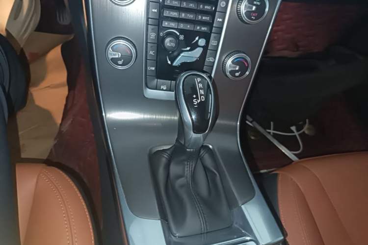 Used Volvo V60 2015 T5 Zhiya Edition Gear Lever