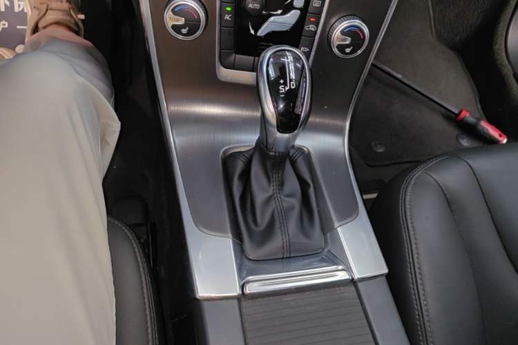 Used Volvo V60 2015 T5 Zhiyi Edition Gear Lever
