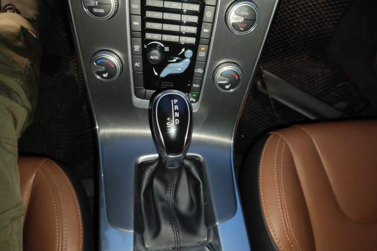 Used Volvo V60 2015 T5 Zhiyi Edition Gear Lever