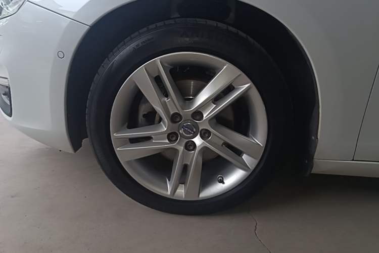 Used Volvo V60 2015 T5 Zhiya Edition Left Front Wheel Hub