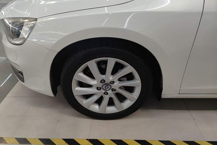 Used Volvo V60 2015 T5 Zhiyi Edition Left Front Wheel Hub