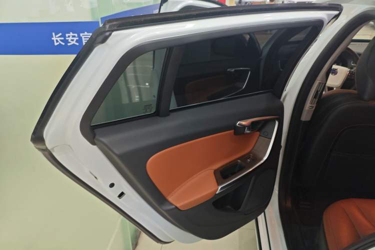 Used Volvo V60 2015 T5 Zhiyi Edition Left Rear Door Interior