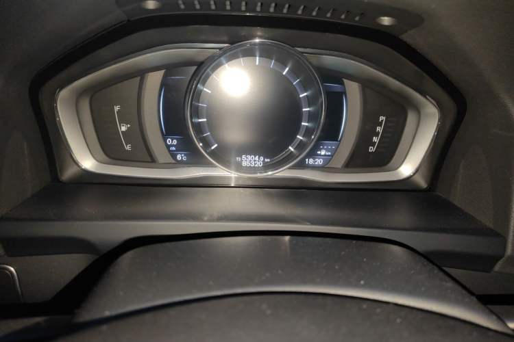 Used Volvo V60 2015 T5 Zhiyi Edition Odometer Close Up