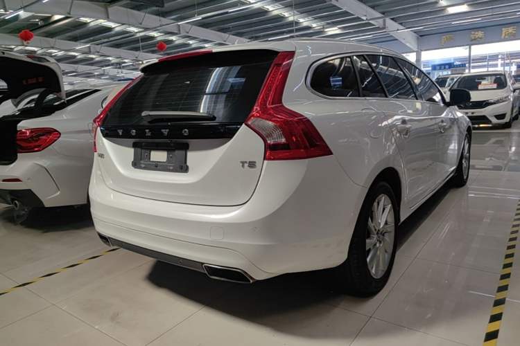 Used Volvo V60 2015 T5 Zhiyi Edition Rear Right 45 Deg