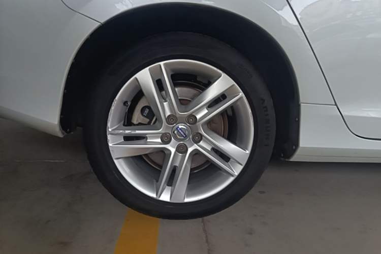 Used Volvo V60 2015 T5 Zhiya Edition Right Rear Wheel Hub
