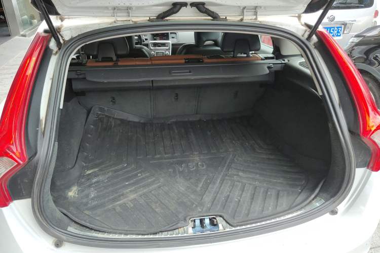 Used Volvo V60 2015 T5 Zhiya Edition Trunk
