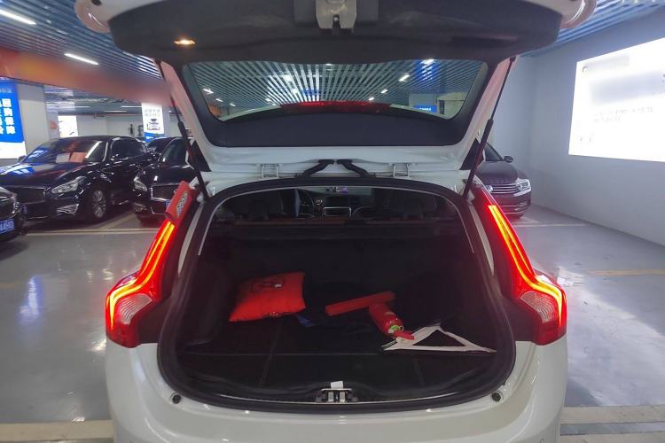 Used Volvo V60 2015 T5 Zhiya Edition Trunk