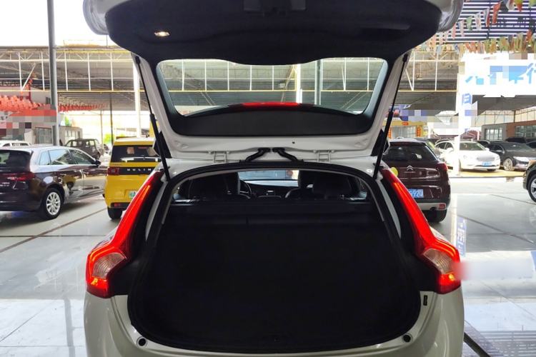 Used Volvo V60 2015 T5 Zhiyi Edition Trunk