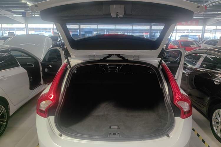 Used Volvo V60 2015 T5 Zhiyi Edition Trunk