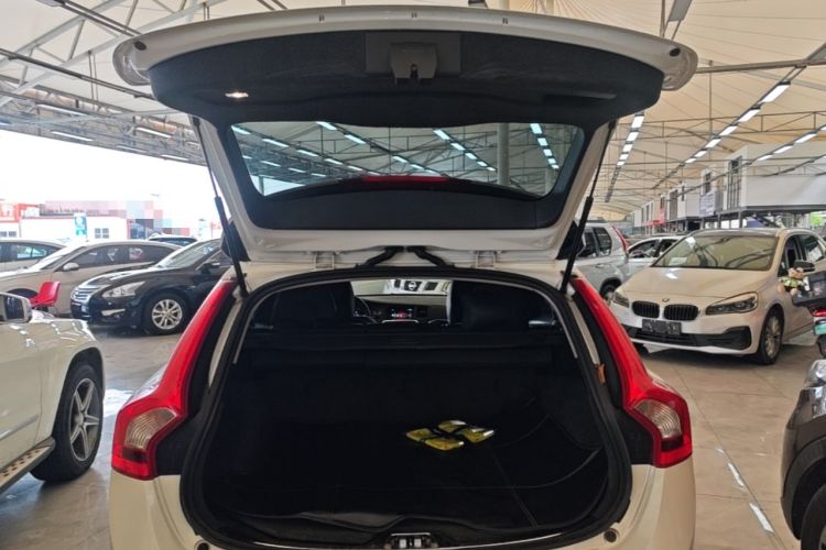 Used Volvo V60 2015 T5 Zhiya Edition Trunk
