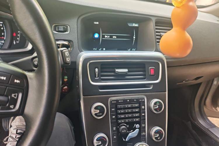 Used Volvo V60 2015 T5 Zhiyi Edition Audio And AC Panel