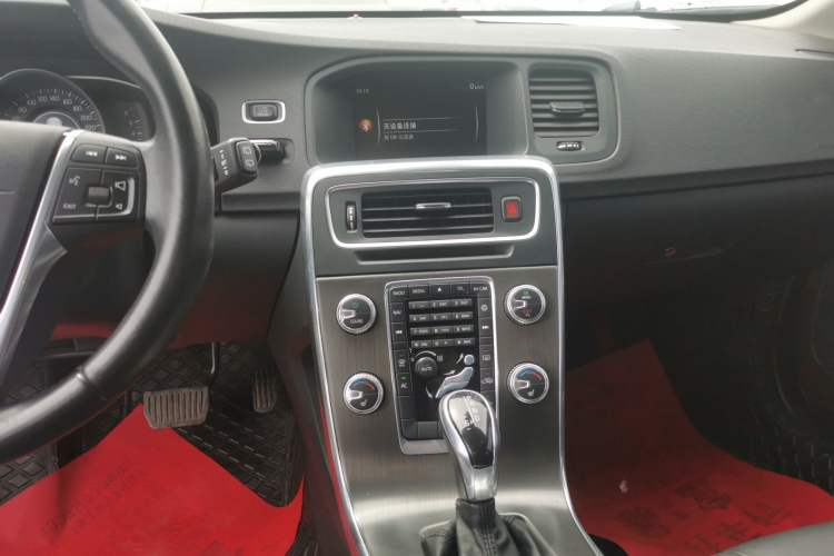 Used Volvo V60 2015 T5 Zhiyi Edition Audio And AC Panel