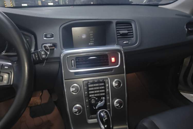Used Volvo V60 2015 T5 Zhiyi Edition Audio And AC Panel