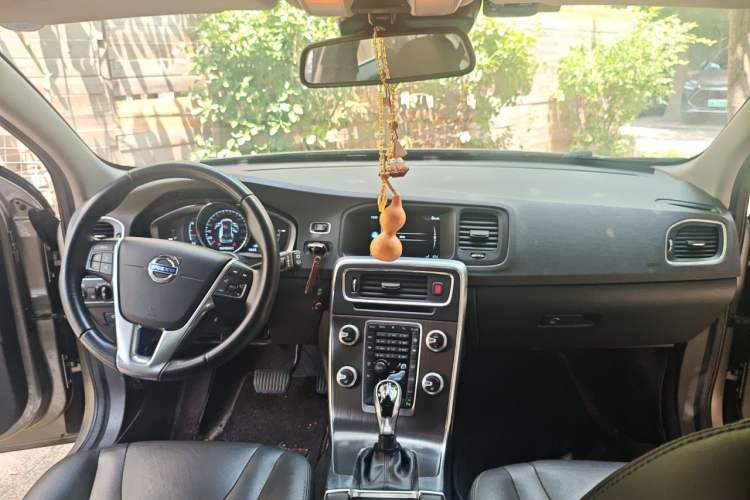 Used Volvo V60 2015 T5 Zhiyi Edition Center Console