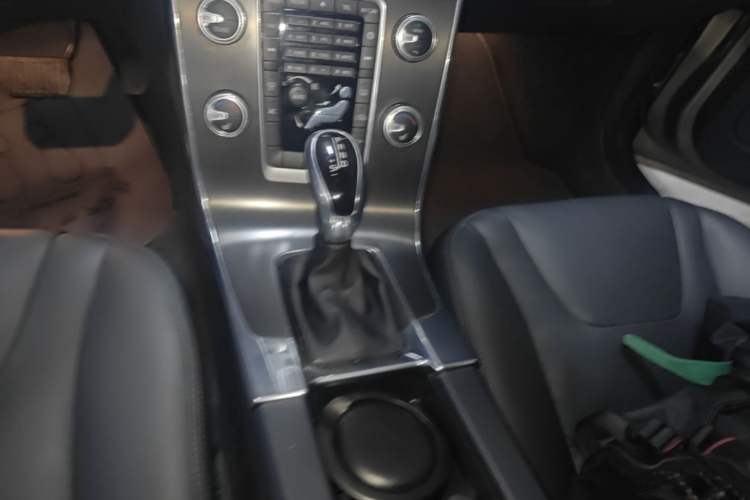Used Volvo V60 2015 T5 Zhiyi Edition Gear Lever