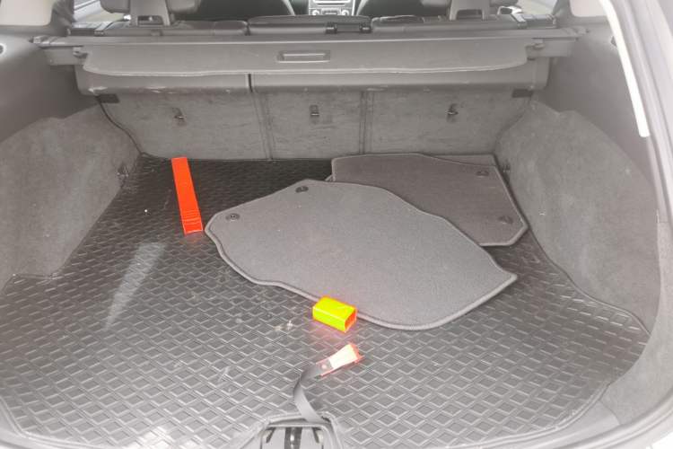 Used Volvo V60 2015 T5 Zhiyi Edition Trunk