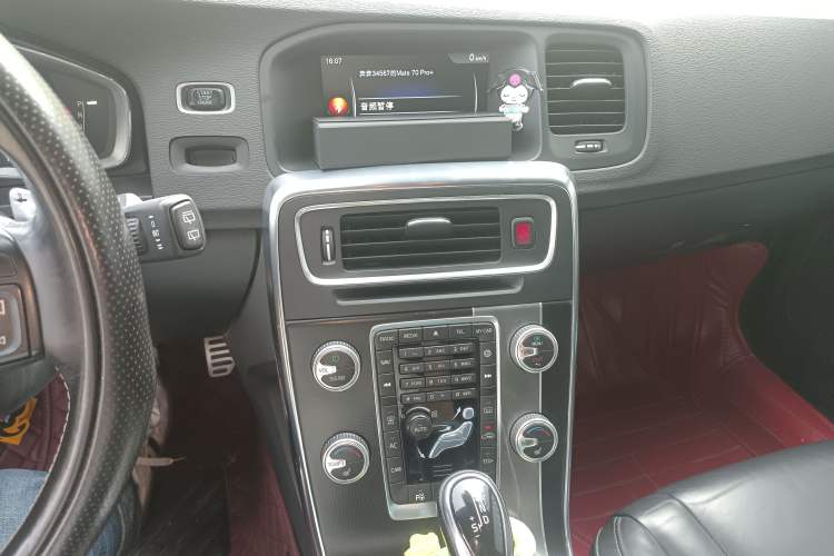 Used Volvo V60 2016 T5 Zhiya Personalized Sport Edition Audio And AC Panel