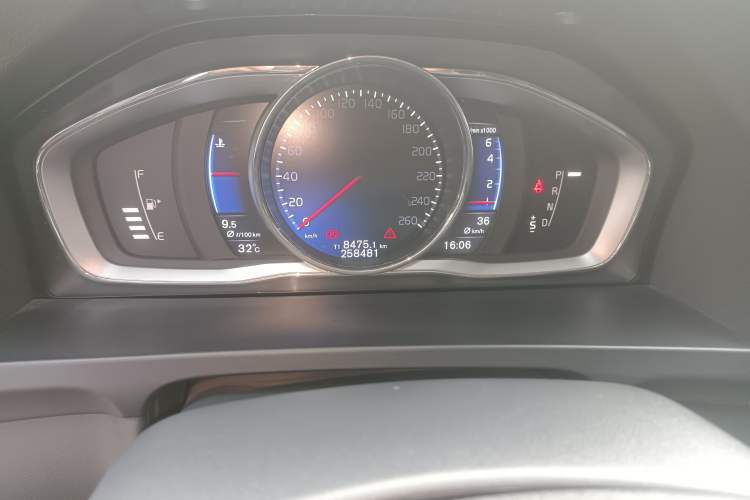 Used Volvo V60 2016 T5 Zhiya Personalized Sport Edition Odometer Close Up