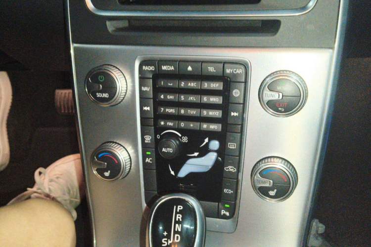 Used Volvo V60 2016 T5 Prestige Edition Audio And AC Panel