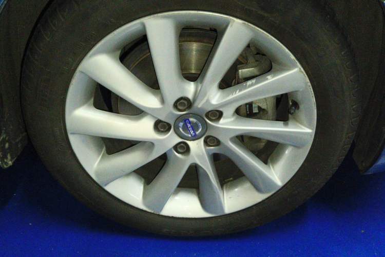 Used Volvo V60 2016 T5 Prestige Edition Right Front Wheel Hub