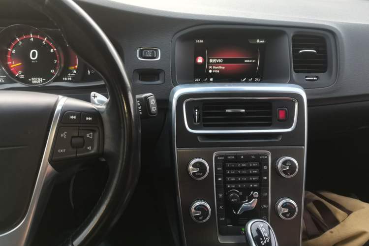 Used Volvo V60 2016 Cross Country T6 AWD Audio And AC Panel