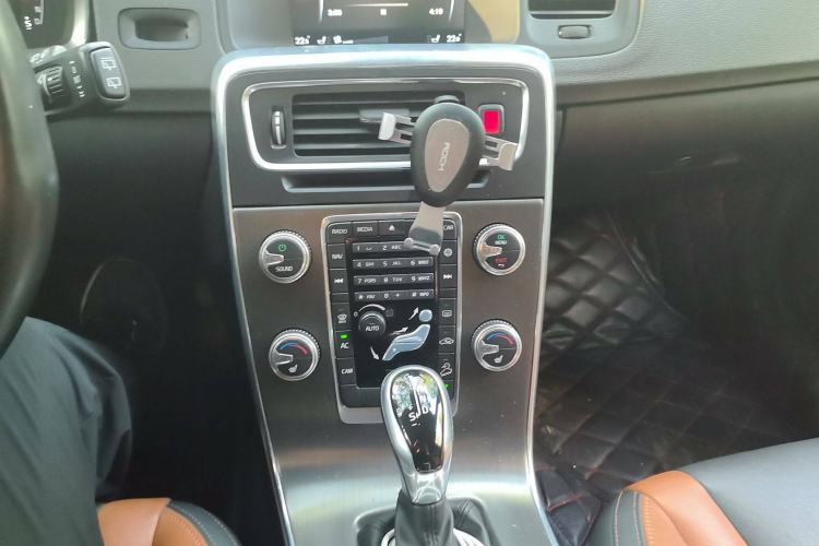 Used Volvo V60 2016 Cross Country T6 AWD Audio And AC Panel