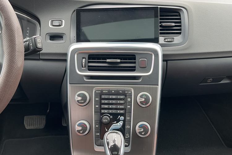 Used Volvo V60 2016 Cross Country T6 AWD Audio And AC Panel