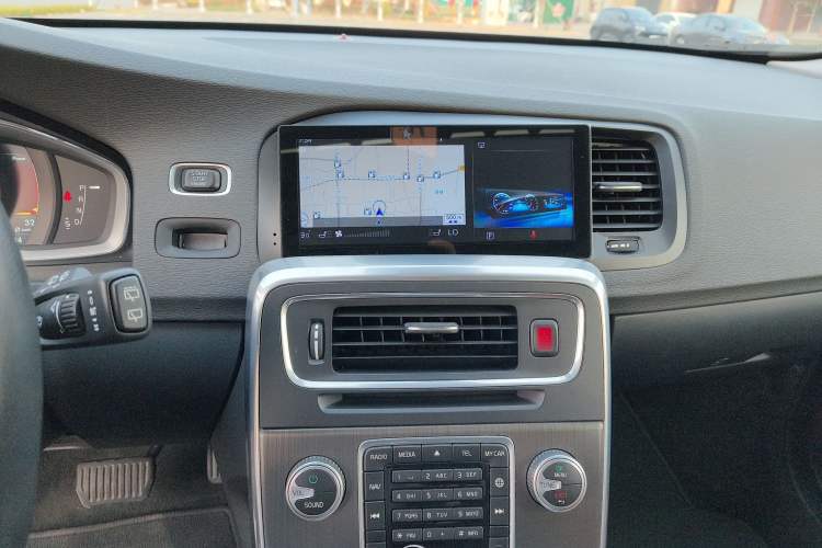 Used Volvo V60 2016 Cross Country T6 AWD Audio And AC Panel