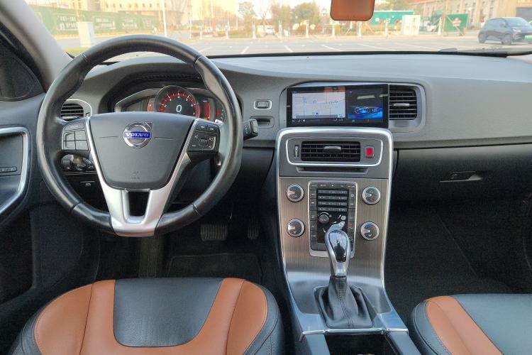 Used Volvo V60 2016 Cross Country T6 AWD Center Console