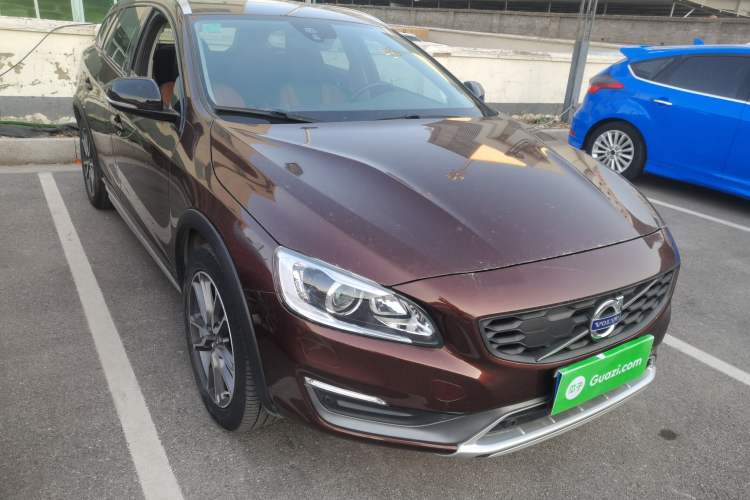 Used Volvo V60 2016 Cross Country T6 AWD Exterior 2