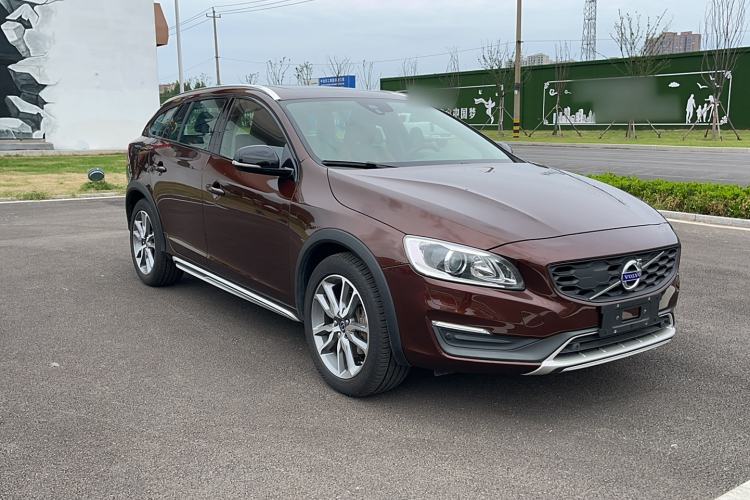 Used Volvo V60 2016 Cross Country T6 AWD Exterior 2
