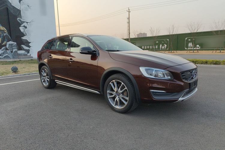 Used Volvo V60 2016 Cross Country T6 AWD Exterior 2