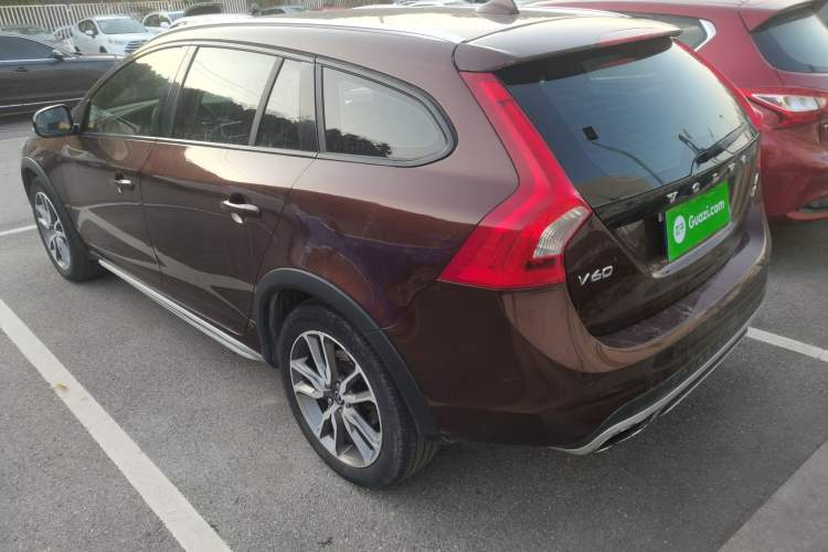 Used Volvo V60 2016 Cross Country T6 AWD Exterior 3