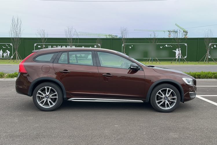 Used Volvo V60 2016 Cross Country T6 AWD Exterior 3