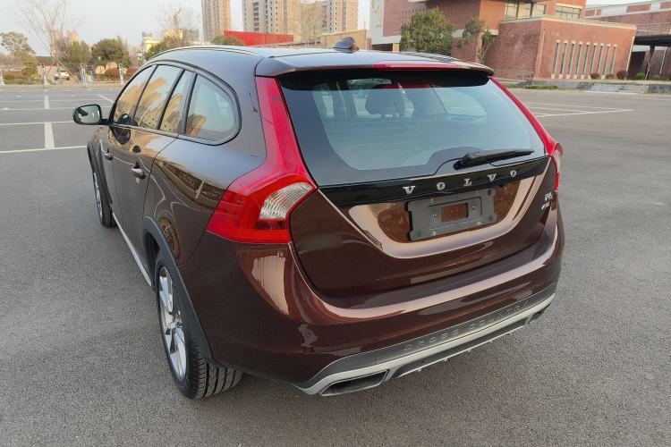 Used Volvo V60 2016 Cross Country T6 AWD Exterior 3