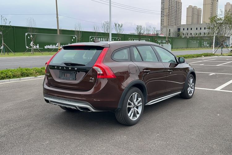 Used Volvo V60 2016 Cross Country T6 AWD Exterior 4