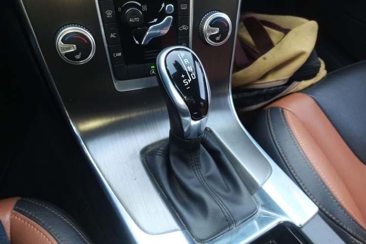 Used Volvo V60 2016 Cross Country T6 AWD Gear Lever