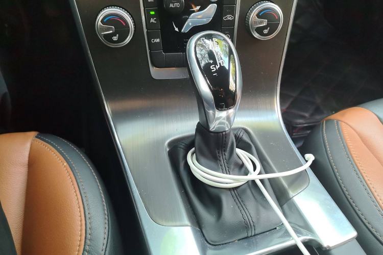 Used Volvo V60 2016 Cross Country T6 AWD Gear Lever