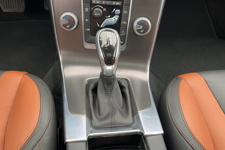 Used Volvo V60 2016 Cross Country T6 AWD Gear Lever