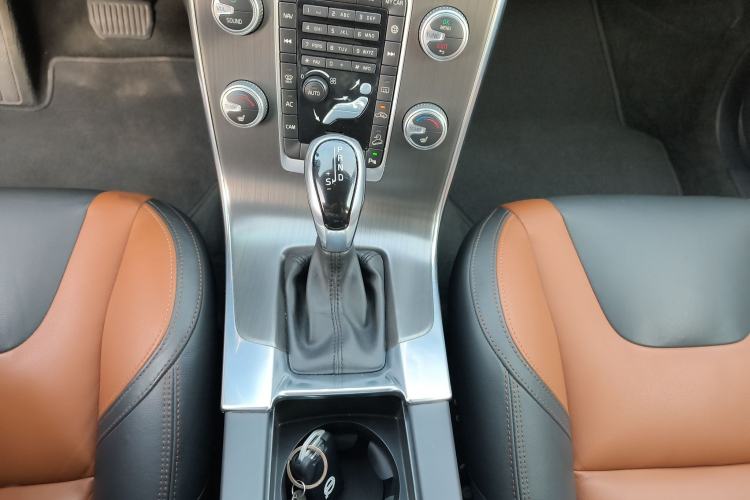 Used Volvo V60 2016 Cross Country T6 AWD Gear Lever