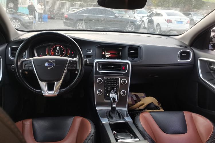 Used Volvo V60 2016 Cross Country T6 AWD Interior 2