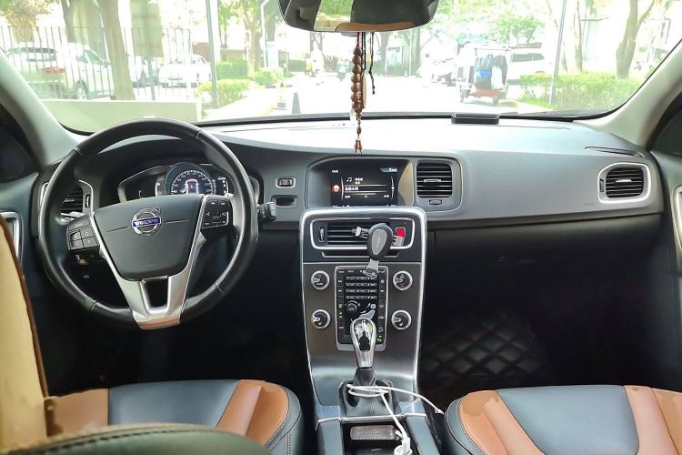 Used Volvo V60 2016 Cross Country T6 AWD Interior 2
