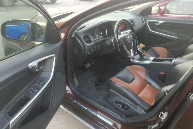 Used Volvo V60 2016 Cross Country T6 AWD Interior 3