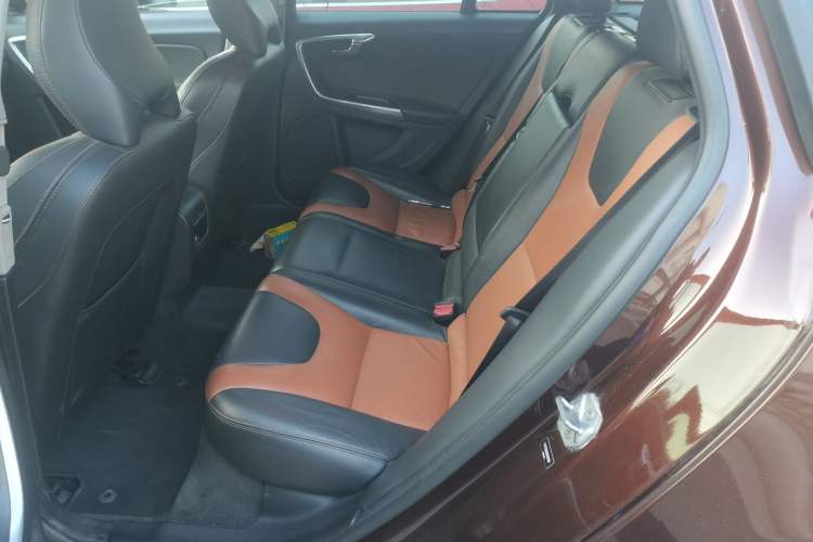Used Volvo V60 2016 Cross Country T6 AWD Interior 4