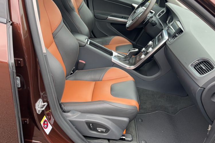 Used Volvo V60 2016 Cross Country T6 AWD Interior 5