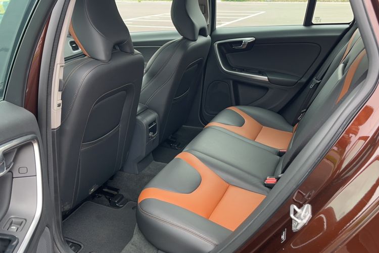 Used Volvo V60 2016 Cross Country T6 AWD Interior 7